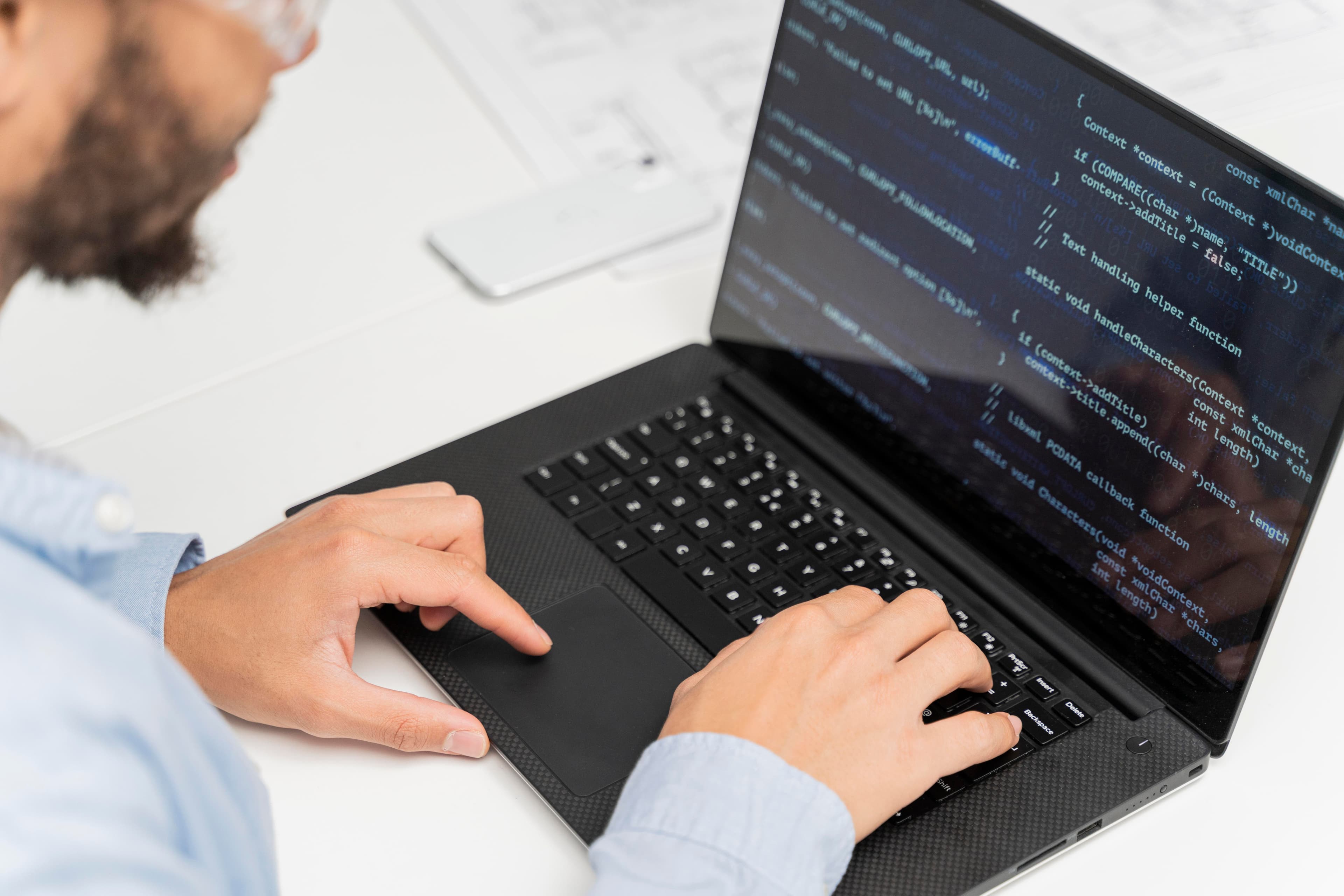 Programer kuca kod na laptopu