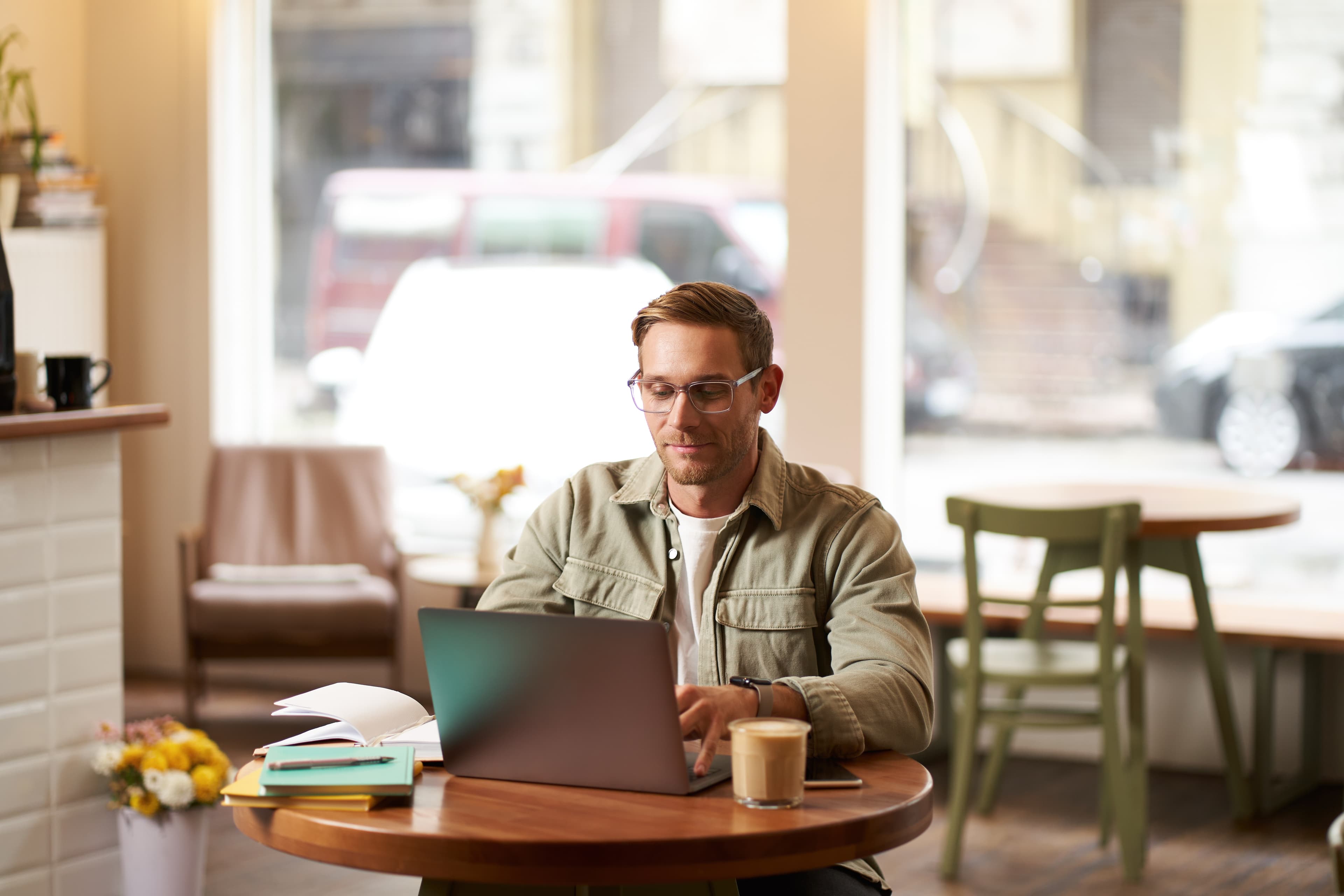 Freelancer radi na laptopu u kafiću